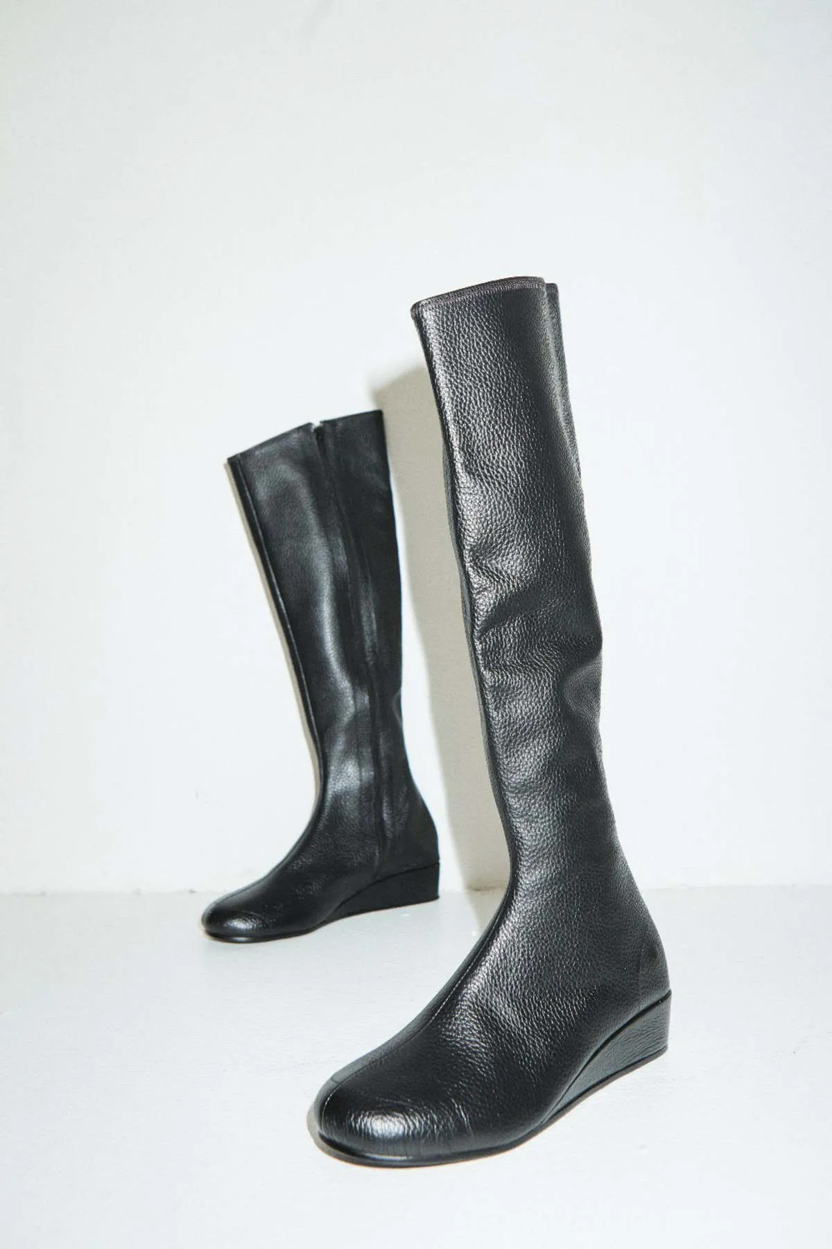 Black Dubi Curvo flat boots